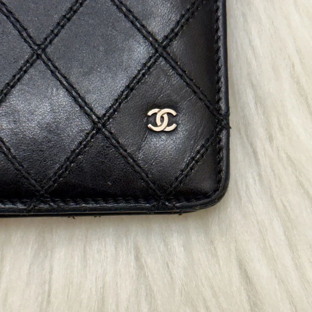CHANEL - BICOLORE BLACK QUILTED LEATHER LONG BIFOLD WALLET